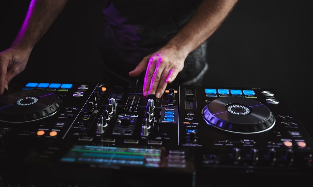 Cómo planificar un evento con DJ