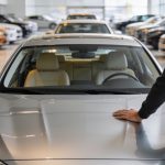 Del scroll infinito a la compra con criterio: por qué algunos compradores vuelven a buscar coches de segunda mano en concesionarios con stock seleccionado